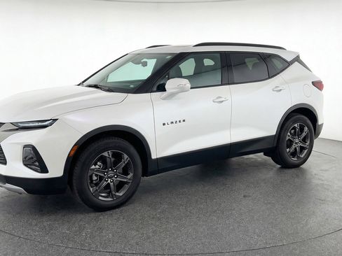 Used 2025 Chevrolet Blazer LT image 3