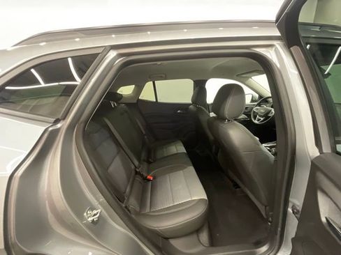 Used 2025 Chevrolet Trax LT w/ LT Convenience Package FWD image 25
