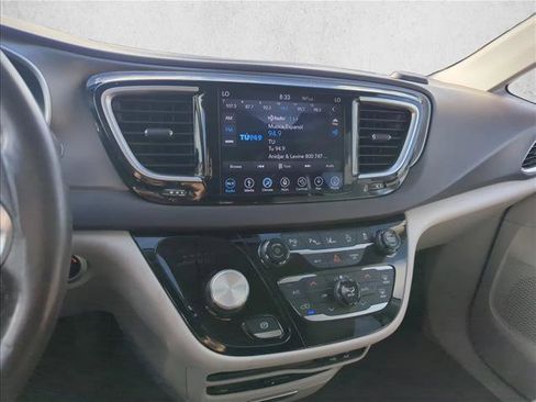 Used 2019 Chrysler Pacifica Touring-L Plus w/ Advanced Safetytec Group FWD image 10