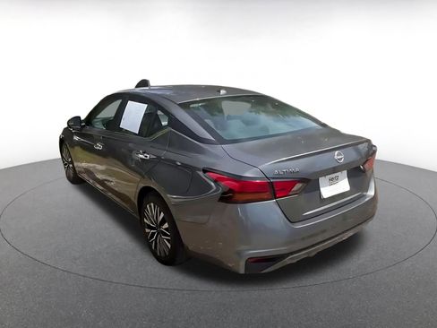Used 2025 Nissan Altima 2.5 SV FWD image 14