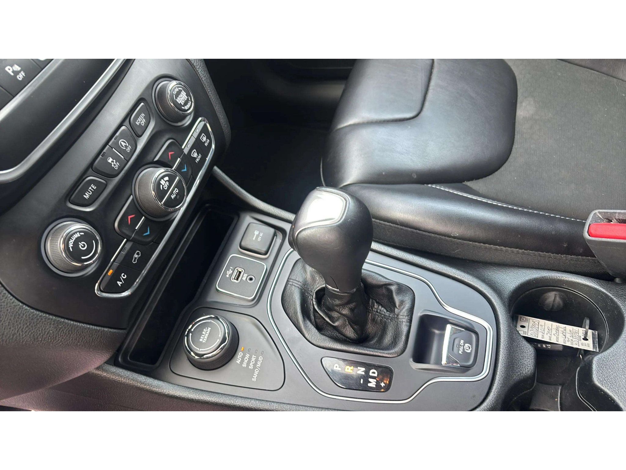 Used 2019 Jeep Cherokee Latitude Plus w/ Comfort/Convenience Group AWD/4WD image 20