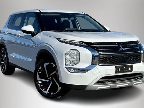 Used 2024 Mitsubishi Outlander SE image 1