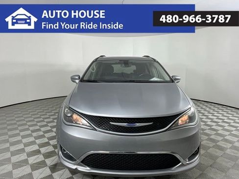 Used 2020 Chrysler Pacifica Touring-L FWD image 3