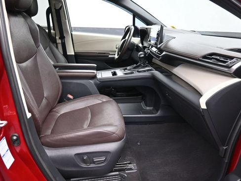 Used 2021 Toyota Sienna Platinum AWD/4WD image 26