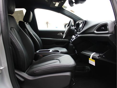 New 2026 Chrysler Pacifica Select image 24