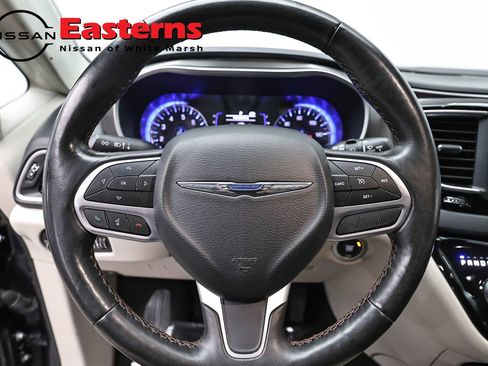 Used 2020 Chrysler Pacifica Touring-L FWD image 10