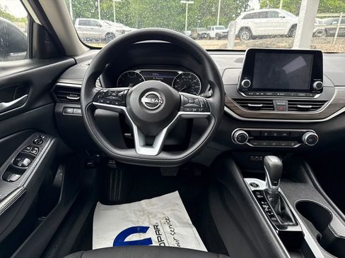 Used 2025 Nissan Altima 2.5 SV FWD image 13