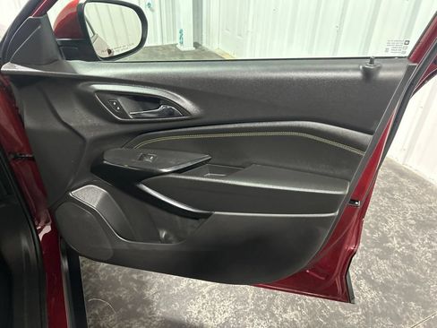 Used 2025 Chevrolet Trax LT FWD image 13