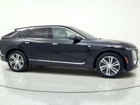 Used 2025 Cadillac Lyriq Luxury AWD/4WD image 10