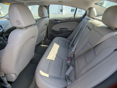 Used 2018 Chevrolet Cruze Premier FWD image 14