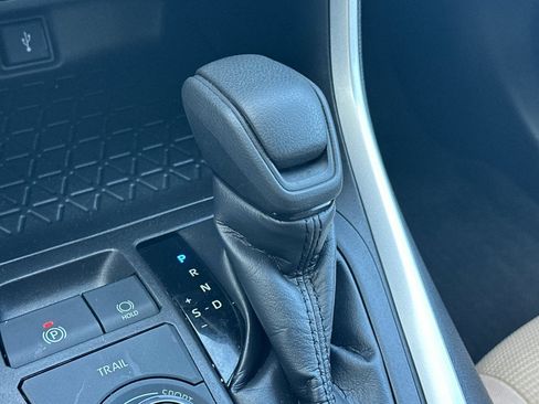 Certified 2022 Toyota RAV4 LE AWD/4WD image 34