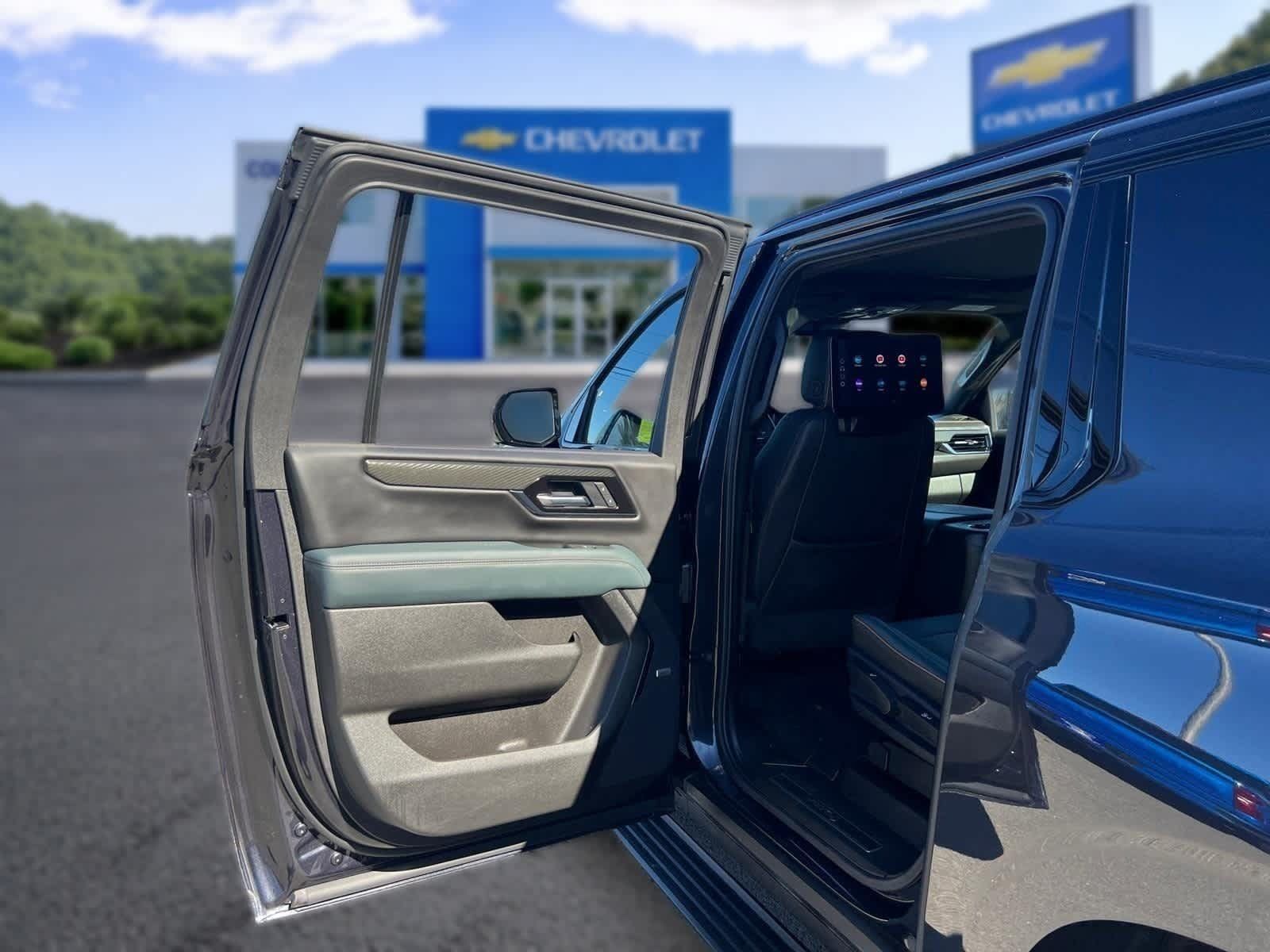 Used 2025 GMC Yukon XL AT4 w/ AT4 Premium Plus Package AWD/4WD image 29