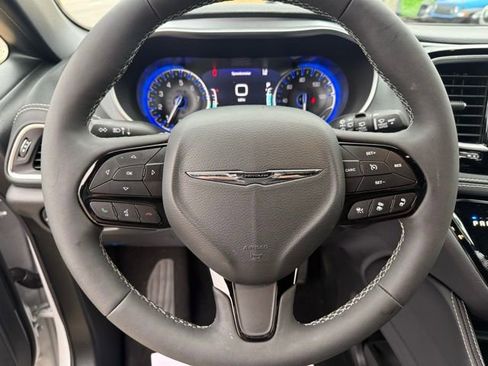 Used 2025 Chrysler Pacifica Limited FWD image 18