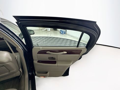 Used 2005 Lincoln Town Car Signature Limited RWD image 28