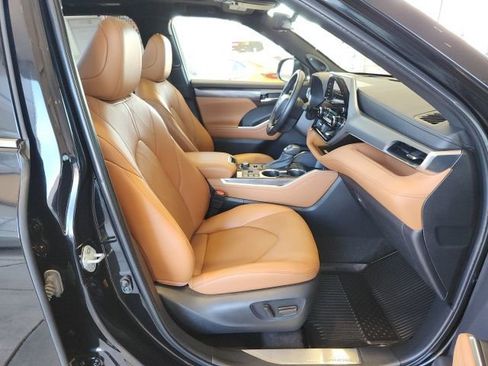 Used 2023 Toyota Highlander Platinum image 28