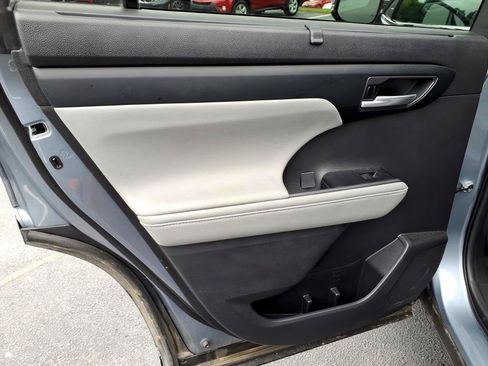Used 2023 Toyota Highlander XLE FWD image 14