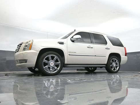 Used 2013 Cadillac Escalade Luxury image 36
