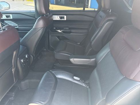 Used 2022 Ford Explorer Platinum w/ Equipment Group 601A AWD/4WD image 17