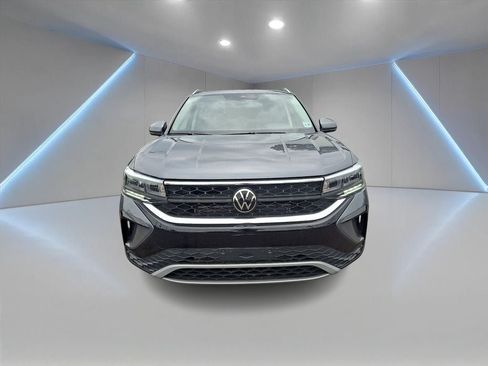 Used 2023 Volkswagen Taos SE w/ Panoramic Sunroof Package AWD/4WD image 2