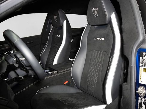 Used 2024 Lamborghini Urus Performante AWD/4WD image 28