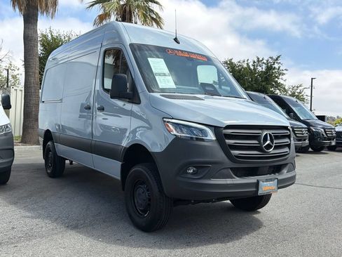 Used 2025 Mercedes-Benz Sprinter 2500 image 4