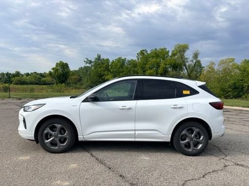 Used 2023 Ford Escape ST-Line w/ Tech Pack #1 AWD/4WD image 2