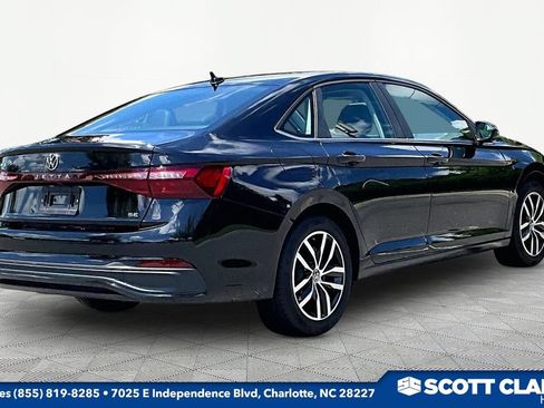 Used 2025 Volkswagen Jetta SE FWD image 3