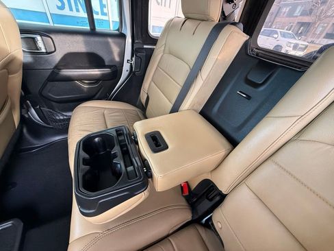 Used 2018 Jeep Wrangler Unlimited Sahara image 29