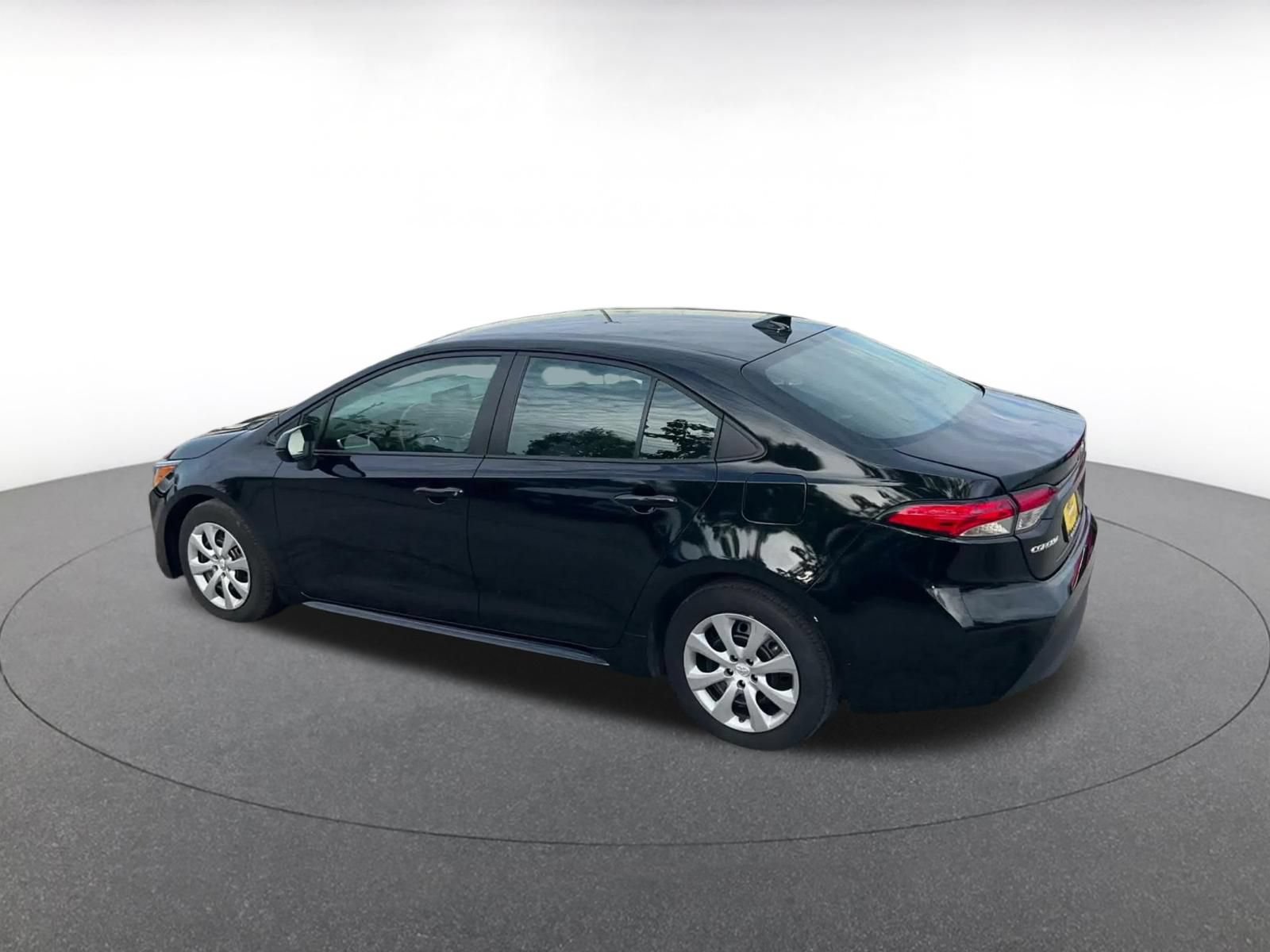 Used 2025 Toyota Corolla LE FWD image 9