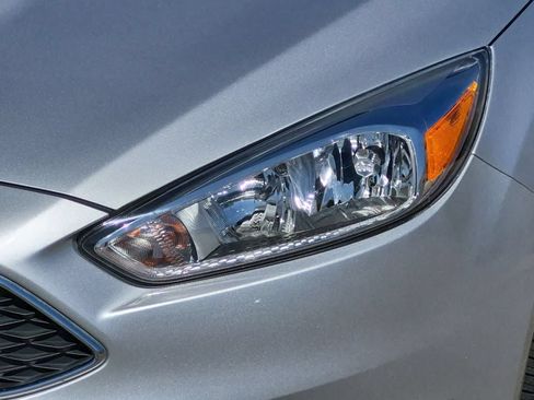Used 2018 Ford Focus SE FWD image 11