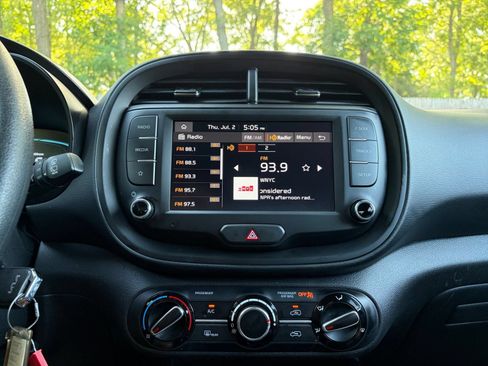 Used 2025 Kia Soul LX w/ LX Technology Package FWD image 14