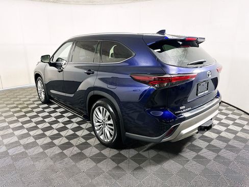 Used 2024 Toyota Highlander Platinum FWD image 5