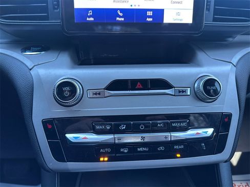Used 2023 Ford Explorer XLT image 22