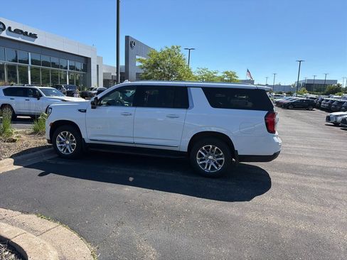 Used 2024 GMC Yukon XL SLT w/ SLT Luxury Package AWD/4WD image 4