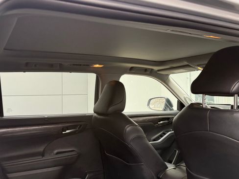 Used 2025 Toyota Highlander Platinum image 6