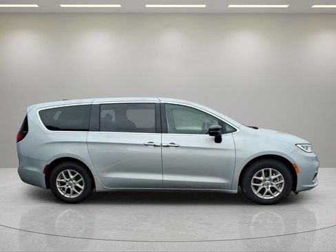 Used 2024 Chrysler Pacifica Touring-L FWD image 2