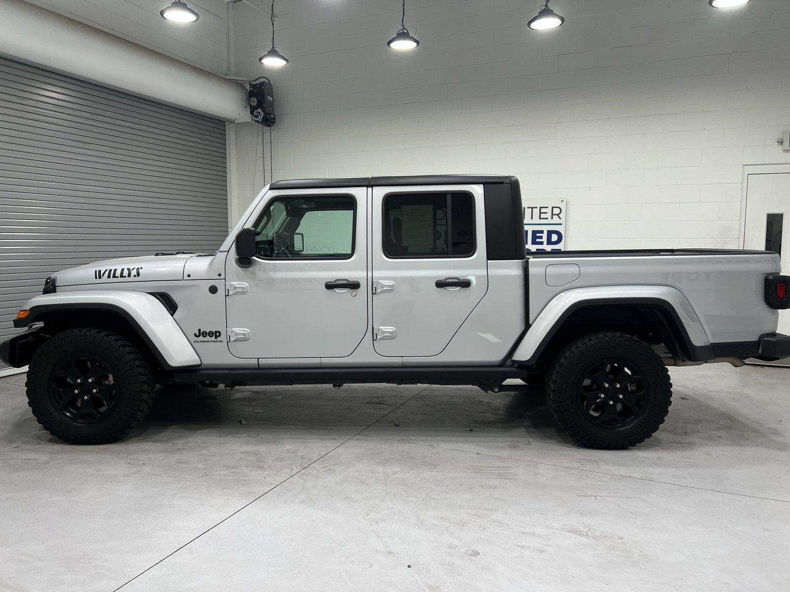 Used 2023 Jeep Gladiator Sport AWD/4WD image 5