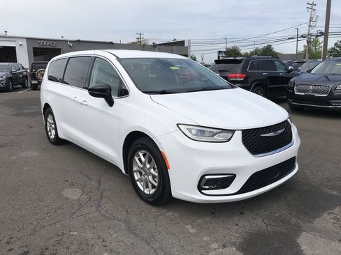 Used 2024 Chrysler Pacifica Touring-L FWD image 7