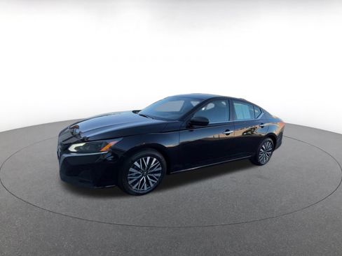 Used 2025 Nissan Altima 2.5 SV FWD image 8