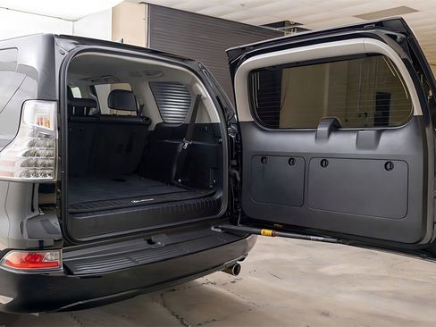 Used 2018 Lexus GX 460 image 9