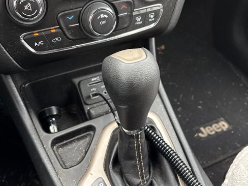 Used 2016 Jeep Cherokee Latitude FWD image 12