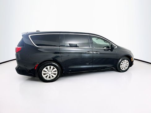 Used 2018 Chrysler Pacifica L image 10