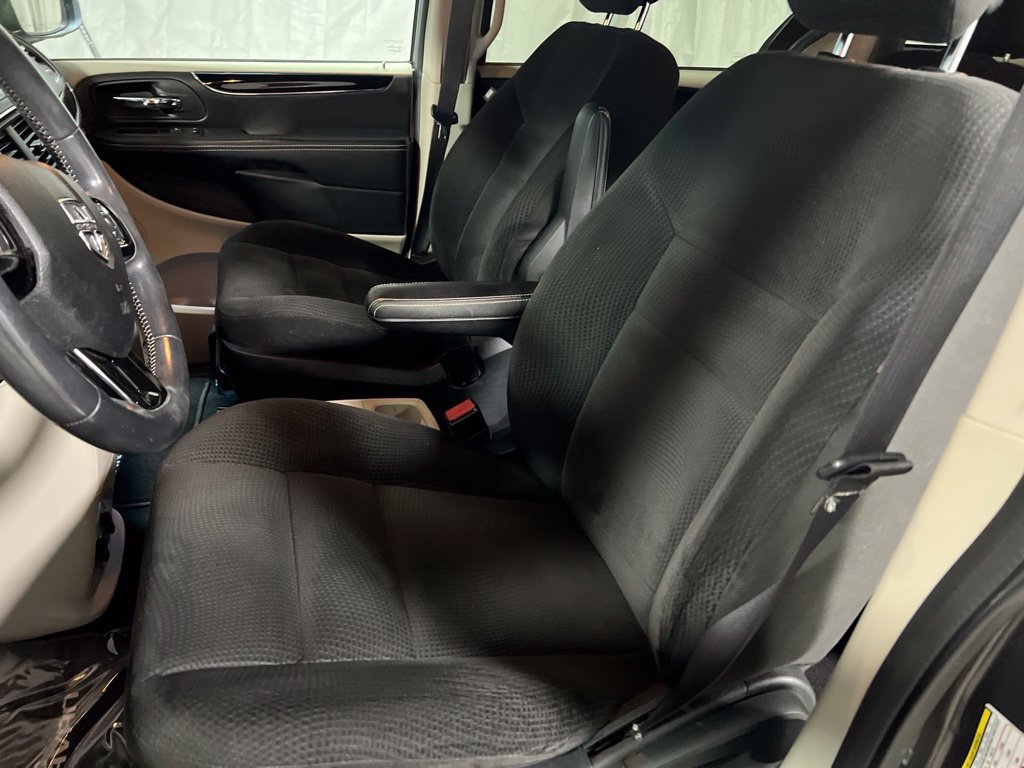 Used 2017 Dodge Grand Caravan SE FWD image 17
