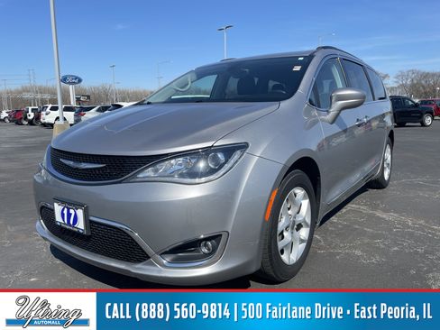 Used 2017 Chrysler Pacifica Touring-L w/ Tire & Wheel Group image 1