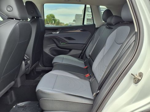 New 2026 Volkswagen Tiguan SE FWD image 12