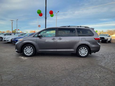 Used 2017 Toyota Sienna Limited image 2