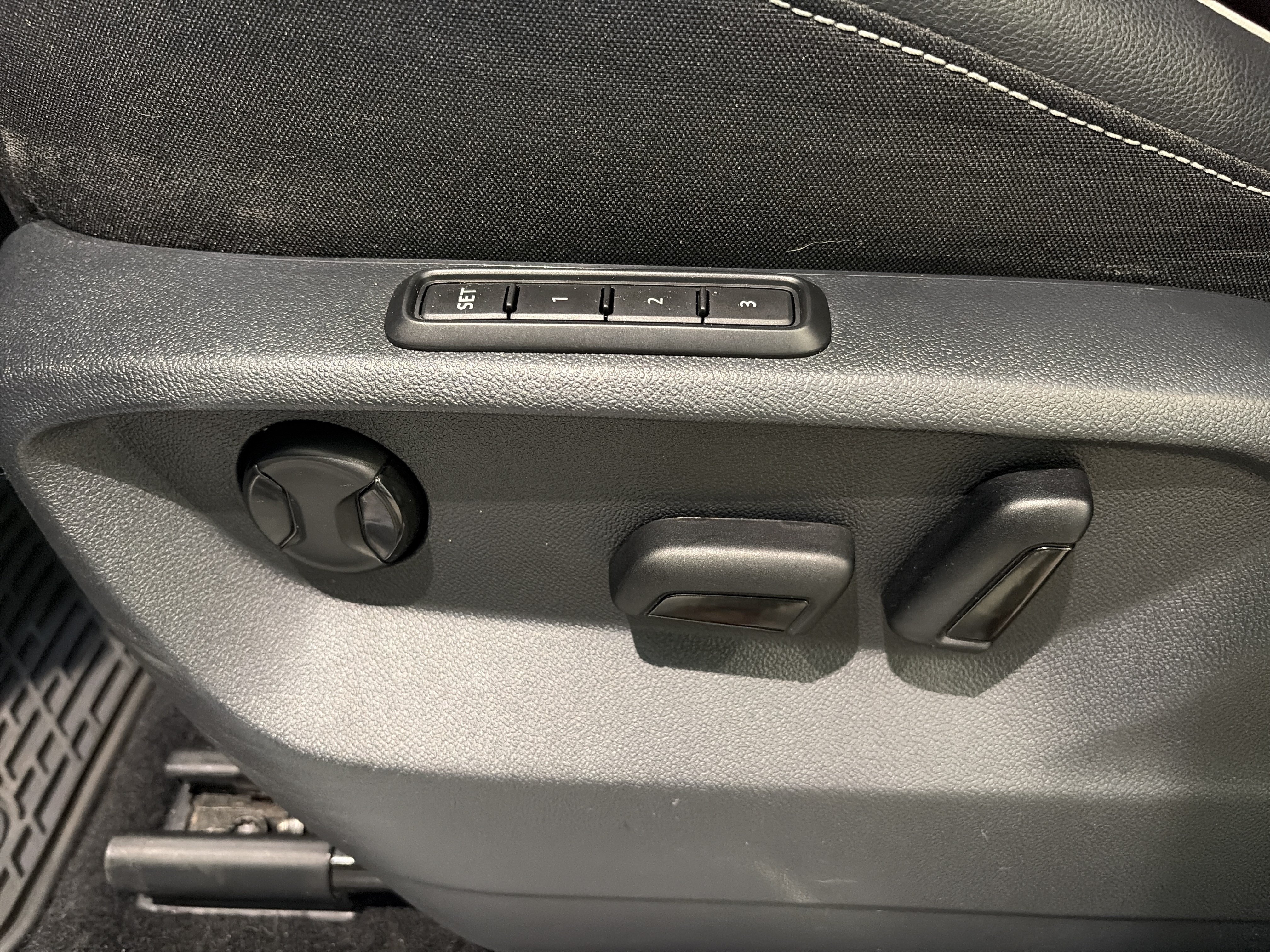 Used 2024 Volkswagen Tiguan SEL R-Line AWD/4WD image 17