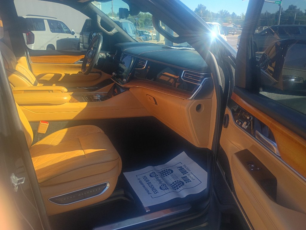 Used 2022 Jeep Grand Wagoneer Series III w/ HD Trailer Tow Package AWD/4WD image 13