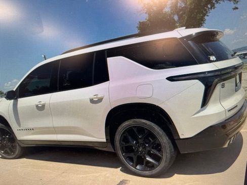Used 2025 Chevrolet Traverse RS w/ LPO, Floor Liner Package FWD image 3