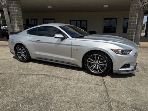 Used 2017 Ford Mustang GT Premium RWD image 3
